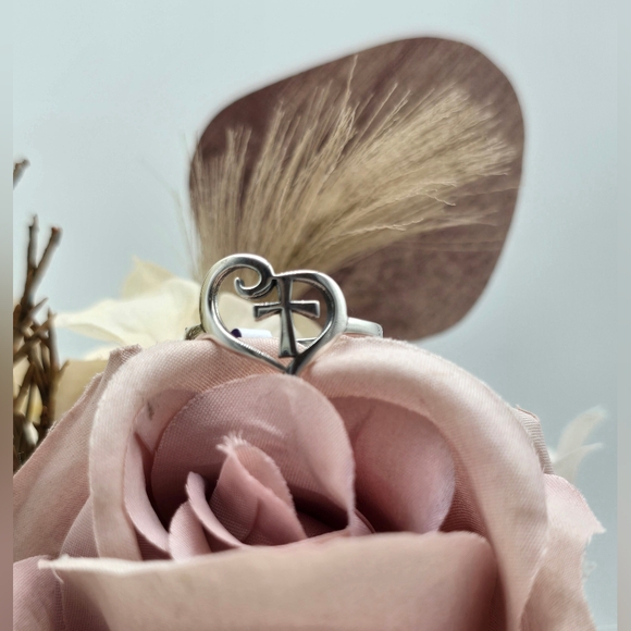 ♥️ DULCE CRUZ RING - Picture 4 of 5